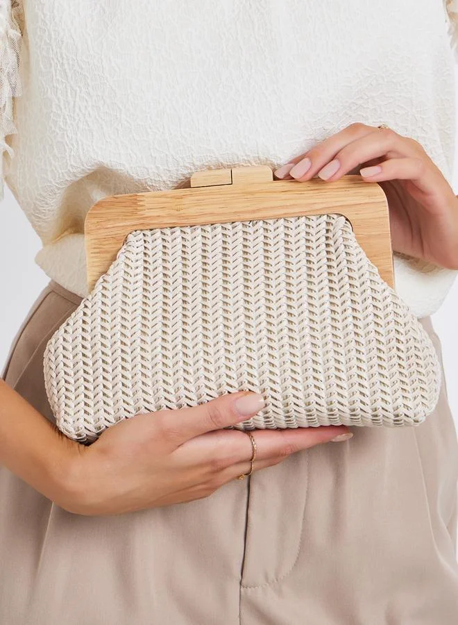 ستايلي حقيبة كلاتش منسوجة بإطار خشبي